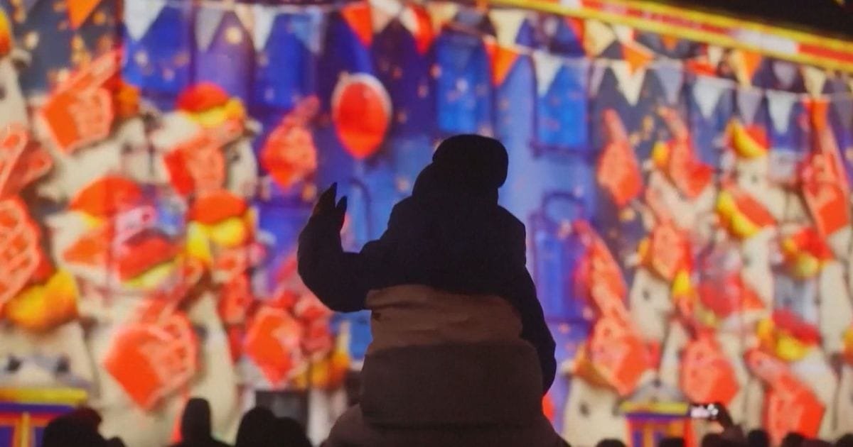 Brixen Brilha Por Crianças Com Show De Luzes E Trilha De Moroder