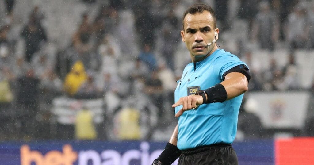 Título: árbitros Profissionais No Brasileirão: A Decisão Da Cbf Muda O Jogo?