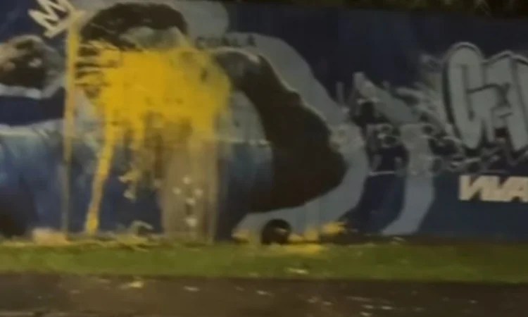 2025/12 — Torcida Do Cruzeiro Vandaliza Imagem De Gabigol No Ct Após Eliminação Na Copa Do Brasil; ‘lixogol’ Escrito Em Protesto