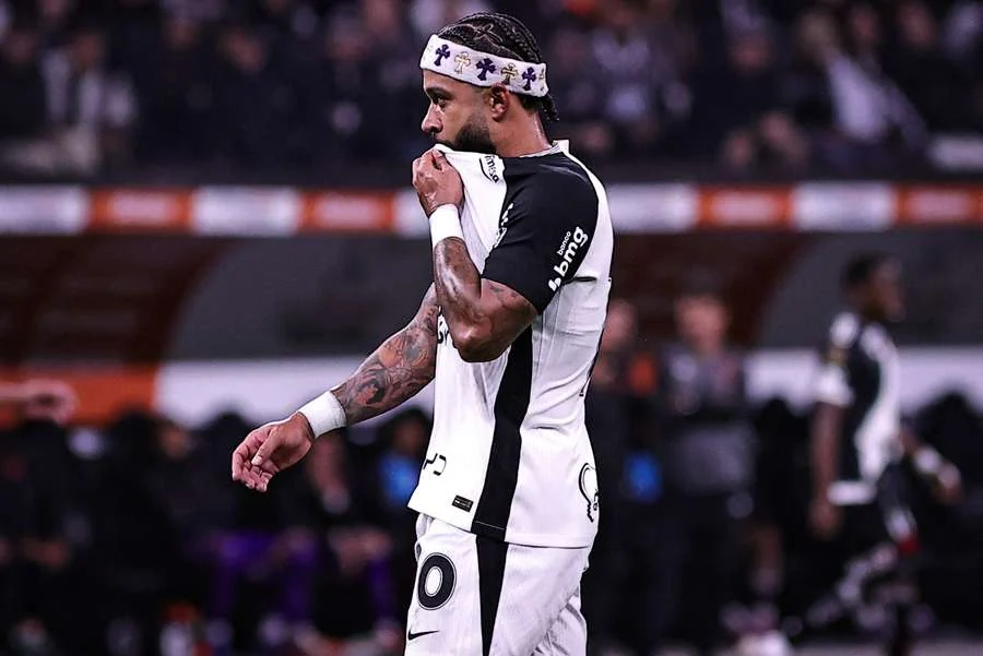 2025/12 — Memphis Depay Reage Com Visível Desagrado Após Substituição Por Dorival Júnior Em Empate Do Corinthians