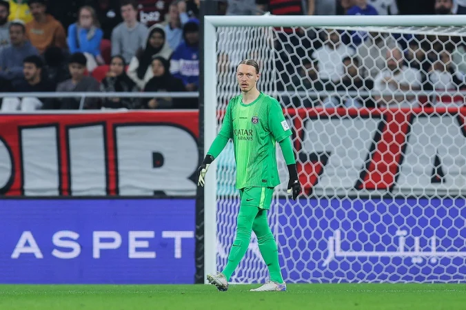 2025/12 — Safonov, Goleiro Do Psg, Choca O Mundo Ao Defender 4 Pênaltis Contra O Flamengo Com Mão Quebrada Na Final Da Copa Intercontinental