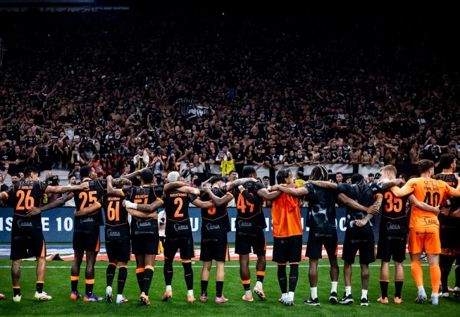 2025/12 — Milhares De Torcedores Do Corinthians Fazem Festa Gigante Em Frente Ao Ct Antes Da Final Decisiva Da Copa Do Brasil Contra O Vasco No Maracanã