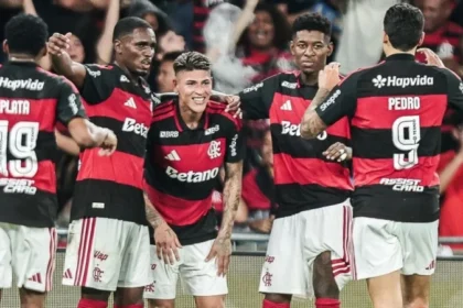 Voo Do Flamengo Enfrenta Mau Tempo E Faz Círculos Em São Paulo Antes De Pousar Em Guarulhos Para Estreia No Brasileirão