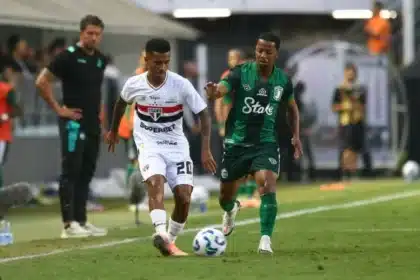 Atacante Ênio, Da Chapecoense, é Denunciado Por Fraude Milionária Em Apostas E Lavagem De R$ 1,9 Milhão; Entenda A Polêmica Do Brasileirão 2025