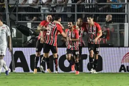 Crise Se Agrava No Santos Após Empate Com São Paulo Na Vila Belmiro Pelo Brasileirão; Vojvoda Pressionado E Crespo Respira Aliviado