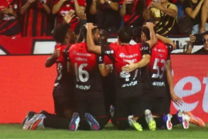 Athletico Pr Supera Santos Por 2 A 1 Com Gol No Final Em Duelo Polêmico Na Arena Da Baixada E Gramado Vira Alvo De Críticas De Neymar No Brasileirão