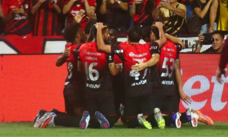 Athletico Pr Supera Santos Por 2 A 1 Com Gol No Final Em Duelo Polêmico Na Arena Da Baixada E Gramado Vira Alvo De Críticas De Neymar No Brasileirão