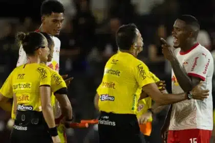 Zagueiro Gustavo Marques Do Red Bull Bragantino é Suspenso Por 12 Partidas E Multado Em R$ 30 Mil Por Fala Machista Contra Árbitra Daiane Muniz