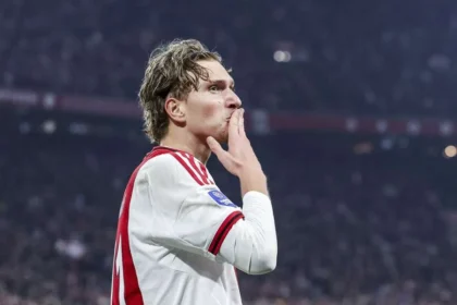 Mercado Da Bola Ferve: Manchester United Abre Disputa Oficial Por Mika Godts, Estrela Do Ajax Avaliada Em €25,2 Milhões E Líder Em Contribuições Na Eredivisie