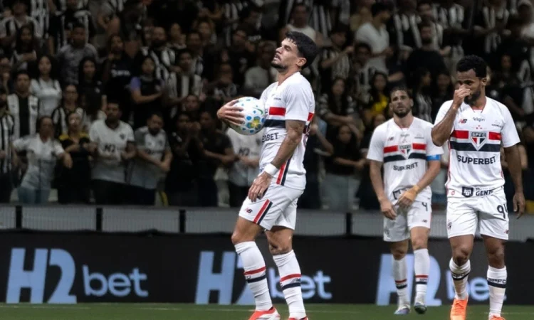 São Paulo Perde Liderança Do Brasileirão Para Palmeiras Após Derrota Para Atlético Mg; Lucas Moura Sofre Suspeita De Fratura Em Jogo Decisivo