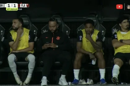 Memphis Depay Do Corinthians é Denunciado Ao Stjd Após Ser Flagrado Usando Celular No Banco De Reservas E Pode Pegar Ganchos No Brasileirão; Entenda A Polêmica E A Defesa Do Atleta