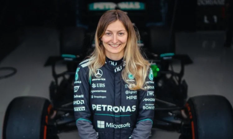 Doriane Pin Entra Para A História: Atleta De Desenvolvimento Da Mercedes Amg F1 Se Torna A Primeira Mulher A Pilotar Um Carro Da Equipe Em Silverstone
