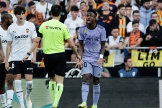 Racismo No Futebol: Casos No Brasil Oscilam Enquanto Vini Jr. Lidera Denúncias No Exterior E Especialistas Clamam Por Rigor Legal E Punição Institucional