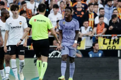 Racismo No Futebol: Casos No Brasil Oscilam Enquanto Vini Jr. Lidera Denúncias No Exterior E Especialistas Clamam Por Rigor Legal E Punição Institucional