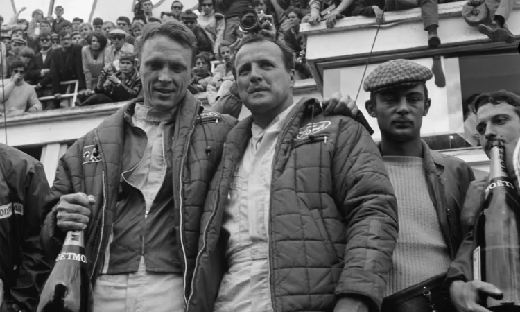 O Acidente Glorioso Que Deu Origem à Maior Celebração Do Esporte A Motor: Como Uma Garrafa Quente De Champanhe Criou O Ritual Icônico Dos Pódios Na F1 E Le Mans