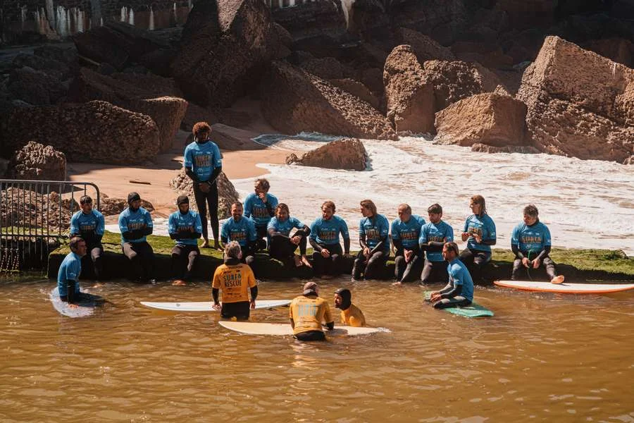Surf & Rescue: Ovar, Espinho E Portimão Capacitam Surfistas E Treinadores Em Maio Para Salvar Vidas, Integrando Desfibrilhadores Nas Escolas