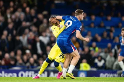 Djed Spence, Do Tottenham, Sofre Fratura No Maxilar Em Lance Polêmico Com Liam Delap E Desabafa Nas Redes Sociais Após Var Não Intervir