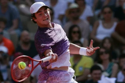 Promessa Do Tênis Brasileiro, João Fonseca Supera Francês Luka Pavlovic Em Estreia Triunfal De Roland Garros E Avança Para A Segunda Rodada Em Paris