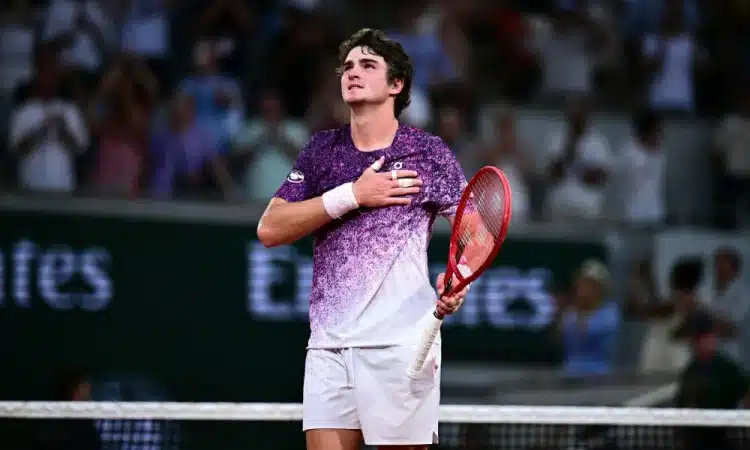 João Fonseca Faz História Em Roland Garros: Brasileiro Vence Novak Djokovic De Virada Em Jogo Épico E Avança Em Paris