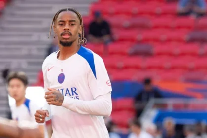 Bradley Barcola Aceita Acordo Com Liverpool E Sinaliza Adeus Ao Psg Em Negociação Complexa
