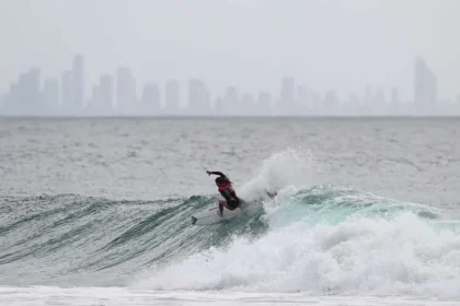 Francisca Veselko Brilha E Avança No Us Open De Surf; Teresa Bonvalot E Maria Salgado Eliminadas Em Huntington Beach