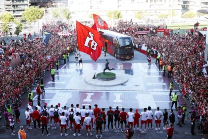 Adeptos Do Benfica Desafiam Castigo Com Mar De Fumos E Tochas Em Apoio Vibrante Antes De Jogo Crucial à Porta Fechada