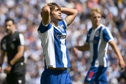 Rodrigo Mora Chega A Roma: Ex Fc Porto É Recebido Em Festa Por Torcedores Da As Roma No Aeroporto De Fiumicino