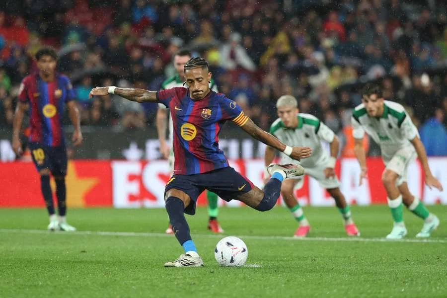 Goleada Épica: Barcelona Demole Racing Santander (7 2) Com Golaços De Cancelo E Hat Trick De Raphinha, Que Rebenta A Escala Na Laliga
