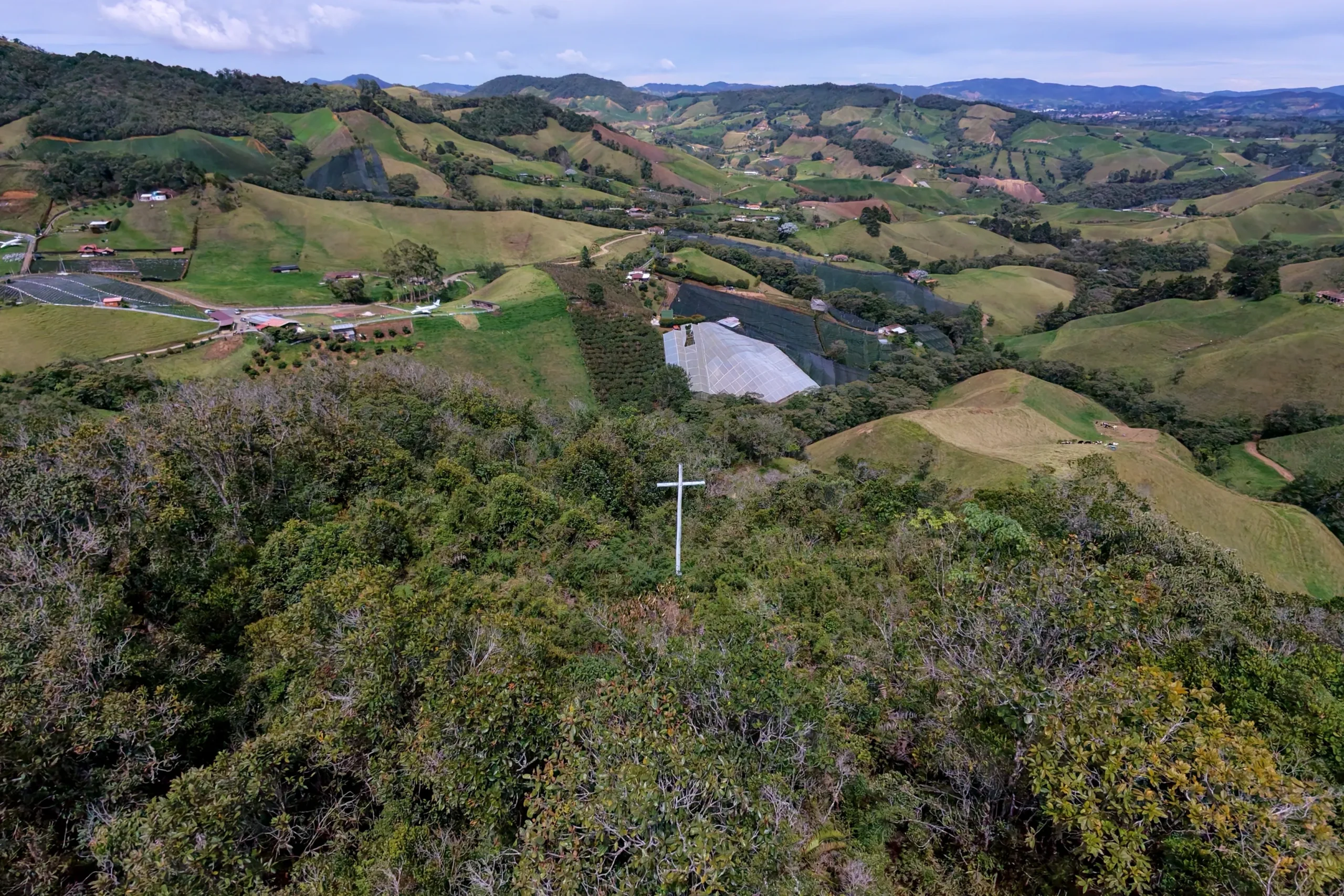 Chapecoense Retorna Ao Cerro Gordo Na Colômbia: 10 Anos Após Acidente Aéreo, Emoção E Homenagens Marcam Reencontro Histórico No Futebol